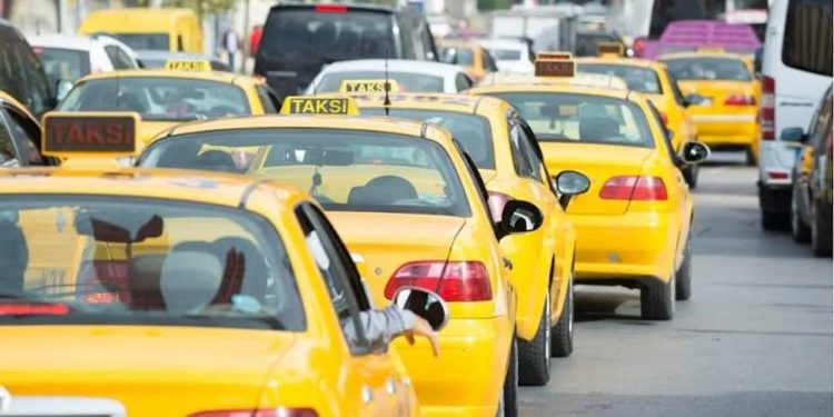 İzmir’de yolcu, tartıştığı taksi sürücüsünü emniyet kemeriyle boğdu
