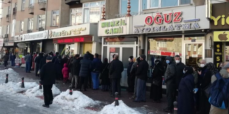 Konya’da ucuz yağ kuyruğu: 10 liralık indirim için saatlerdir bekliyoruz