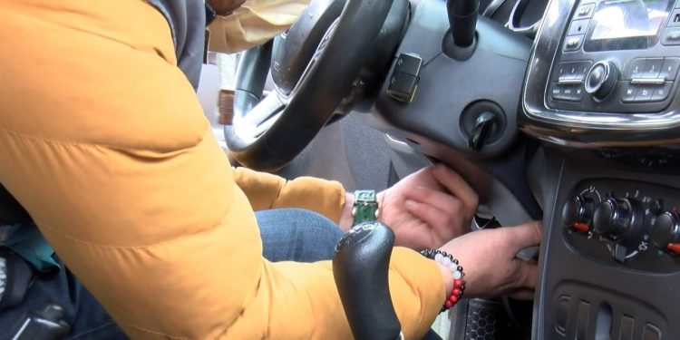 250 TL taksimetre ücreti şüphelendirdi, direksiyon altında düğme çıktı