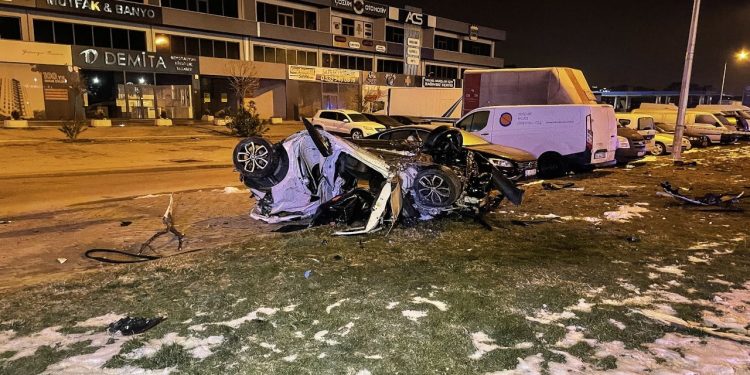 Ağaca çarpıp takla atan otomobildeki iki kişi öldü