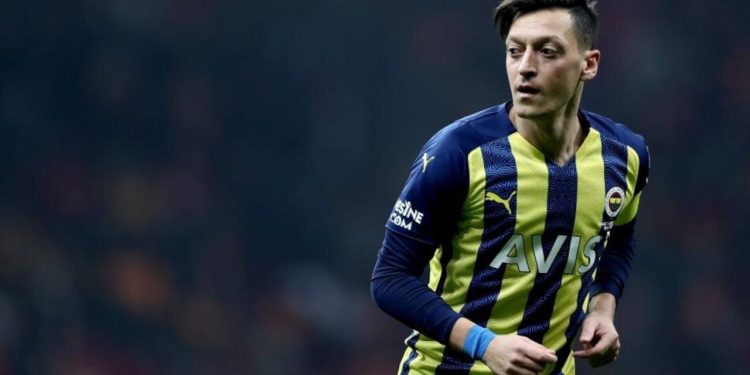 Bild: Mesut Özil, İsmail Kartal’a Almanca küfür etti