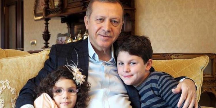 Cumhurbaşkanı Erdoğan’ın torunlarıyla çektirdiği fotoğraf satışa çıktı
