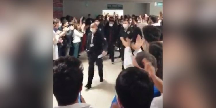Doktoru darp eden uzman çavuş hastanede alkışlarla protesto edildi
