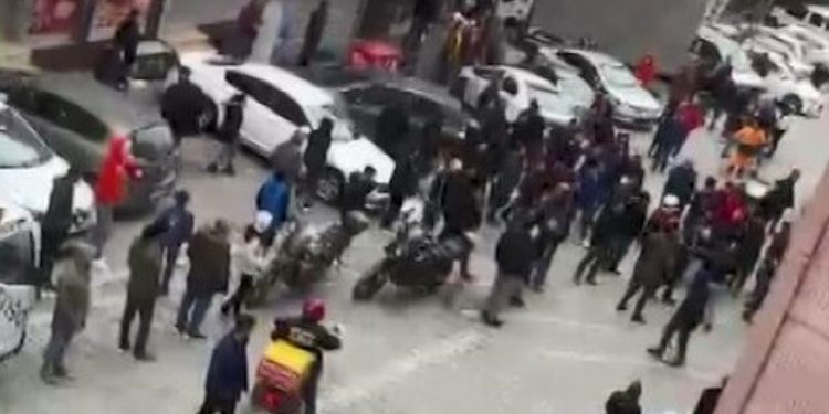 Esenyurt’ta ‘park etme’ kavgası: 3 yaralı, 8 gözaltı