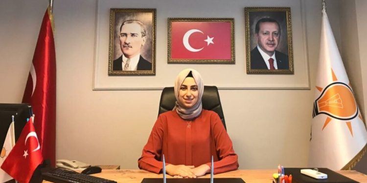 İBB Meclis Üyesi Amine Cansu Kaba AK Parti’den istifa etti