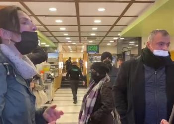 Kadınlar, el ele tutuşan çifti taciz eden Çimen kafeyi protesto etti