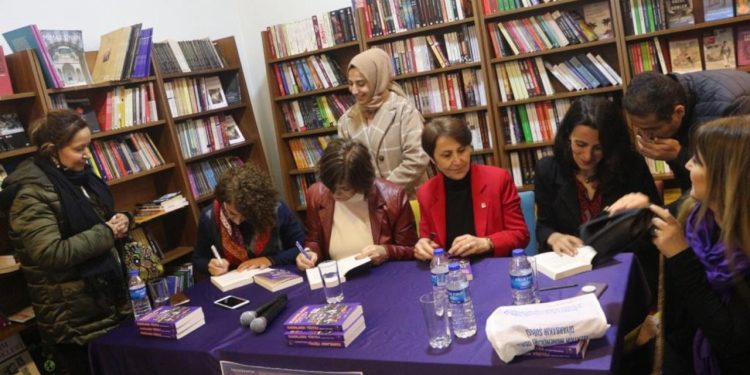 Kadınlar, ‘Kadınların Yüzyılı’ kitabını imzaladı