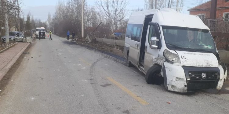 Konya’da öğrenci servisi otomobile çarptı: 14 yaralı