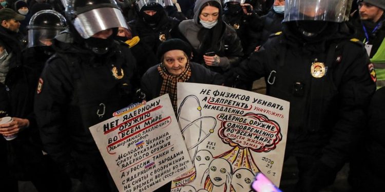 Leningrad Kuşatması’ndan sağ kurtulan 77 yaşındaki Rus protestocu gözaltına alındı