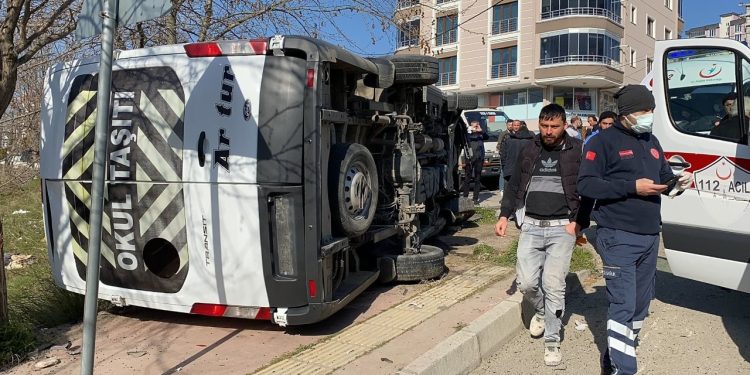 Okul servisi ile otomobil çarpıştı: 8’i öğrenci, 12 yaralı