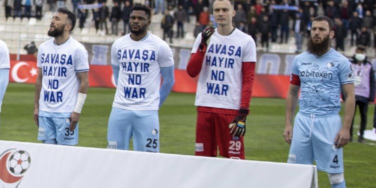 ‘Savaşa hayır’ tişörtü giymeyi reddeden futbolcu Aykut Demir: İçime sinmedi
