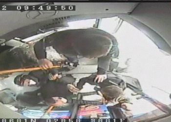 Seyir halindeki İETT otobüsü şoförüne saldırı kameralara yansıdı
