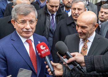 Tunç Soyer’den Davutoğlu’na zeytin fidanı hediyesi: Zeytinlik kaybetmeye memleketin tahammülü yok