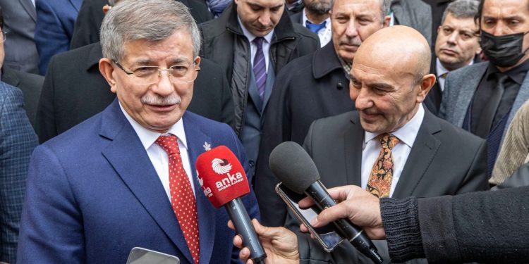 Tunç Soyer’den Davutoğlu’na zeytin fidanı hediyesi: Zeytinlik kaybetmeye memleketin tahammülü yok