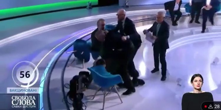 Ukrayna’da gazeteci ile vekil canlı yayında tekme tokat kavga etti