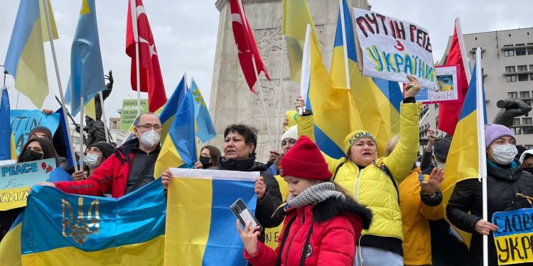 Ukraynalılardan protesto: Ölümün rengi yok, acımızı hissedin