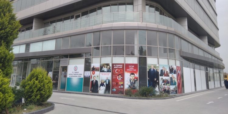 Vakıf müdürü yardım isteyen kadını tartakladı