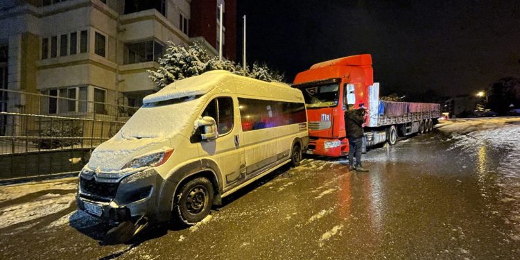 Yokuştan inen tırın çarptığı minibüs, hasta bekleyen ambulansa çarptı
