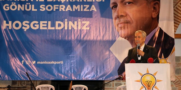Akit’ten Bülent Arınç’a: AK Parti’nin kamburu