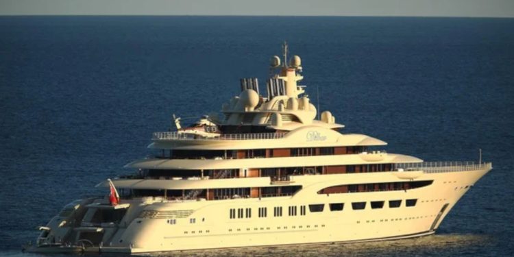 Almanya’da Rus milyarder Usmanov’un kardeşinin lüks yatına el konuldu