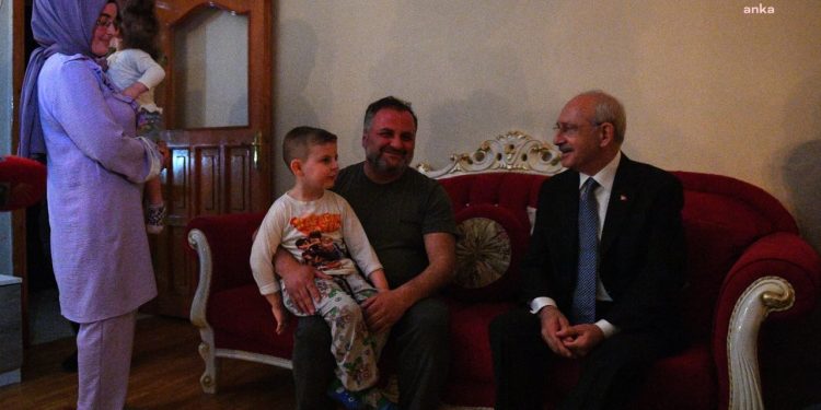 Elektriği kesilen aileyi ziyaret eden Kılıçdaroğlu: Beşli çeteleri birlikte yeneceğiz