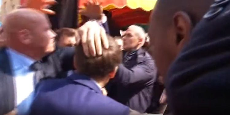 Fransa Cumhurbaşkanı Macron’a domatesli saldırı