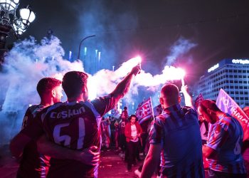İstanbul Valiliği duyurdu: Kutlamalar için trafiğe kapatılacak