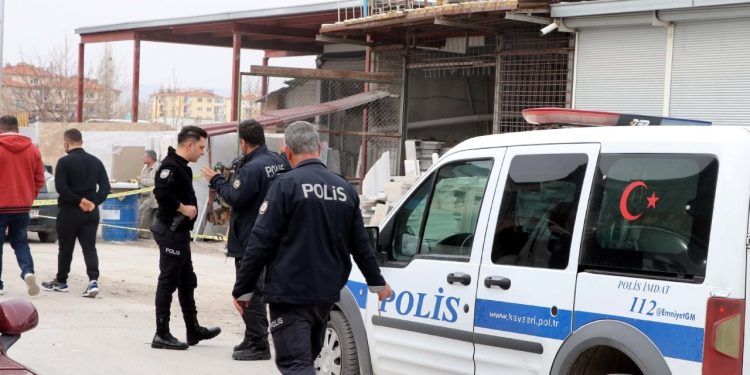 Komşusuyla kavga ederken araya giren ağabeyini vurdu
