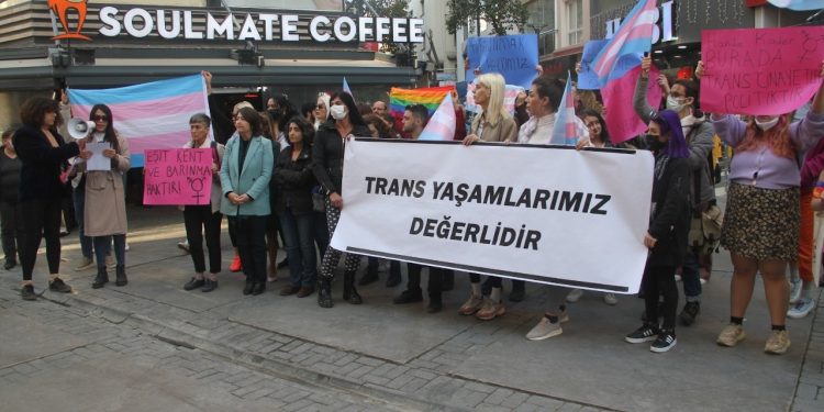 LGBTİ + örgütleri trans kadınlara yönelik saldırıları protesto etti