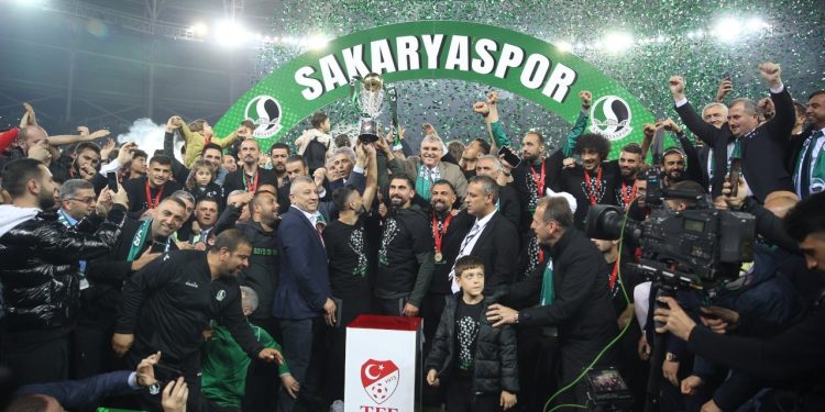 Spor Toto 1’inci Lig’e yükselen Sakaryaspor, şampiyonluk kupasına kavuştu