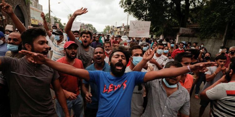 Sri Lanka’da patlak veren isyan hükümeti sarstı: Başbakan hariç kabine istifa etti