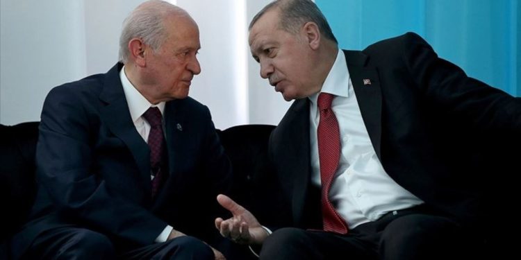 Ahmet Taşgetiren’den AK Parti ve MHP’ye ‘Sinan Ateş’ eleştirisi: Kan kokusu çabuk bitmez, kan kolay silinmez