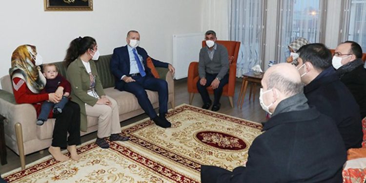 ‘AK Parti’nin devlet memurlarıyla ev ev seçim kampanyası planı’