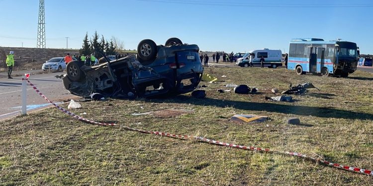 Antep’te öğrenci servisi ticari araçla çarpıştı: 1 ölü, 12 yaralı