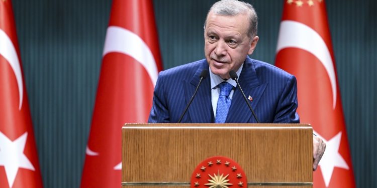 Bloomberg: Erdoğan’a baskı yapılmalı, Türkiye’nin NATO’dan ihracı masada olmalı