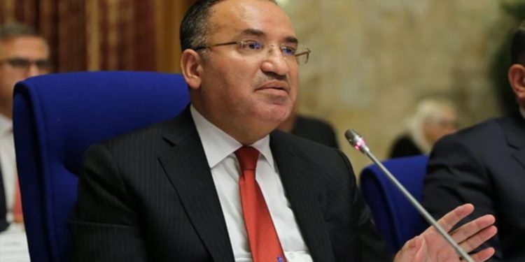 Bozdağ: Komutanların, Erdoğan’ı alkışlaması takdir edilmeli