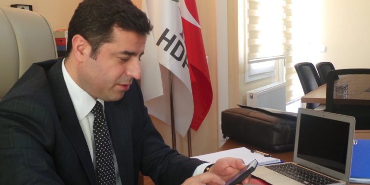 Demirtaş: Kritik dönemlerde birileri hep sis bombası atar