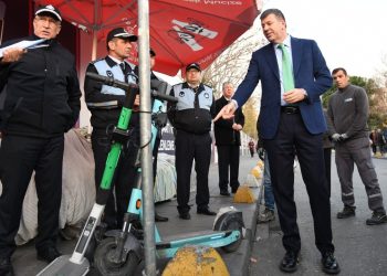 Kadıköy’de kaldırımlar ‘özgürleştiriliyor’: Kurye motorları, her türlü eşya kaldırılacak