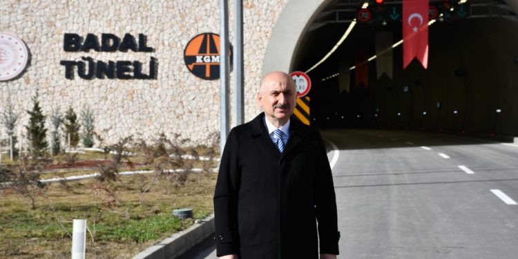 Karaismailoğlu: Yabancı mevkidaşlarımız ‘keşke bizim ülkemizde de bu yollar, tüneller olsa’ diye övgüler yağdırıyor